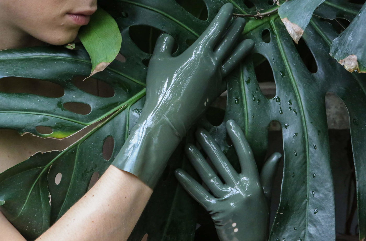 hot-house-series_les-doigts-en-fleur_MarinaCavadini_LDEF__web_09 Details of latex with Monstera deliciosa